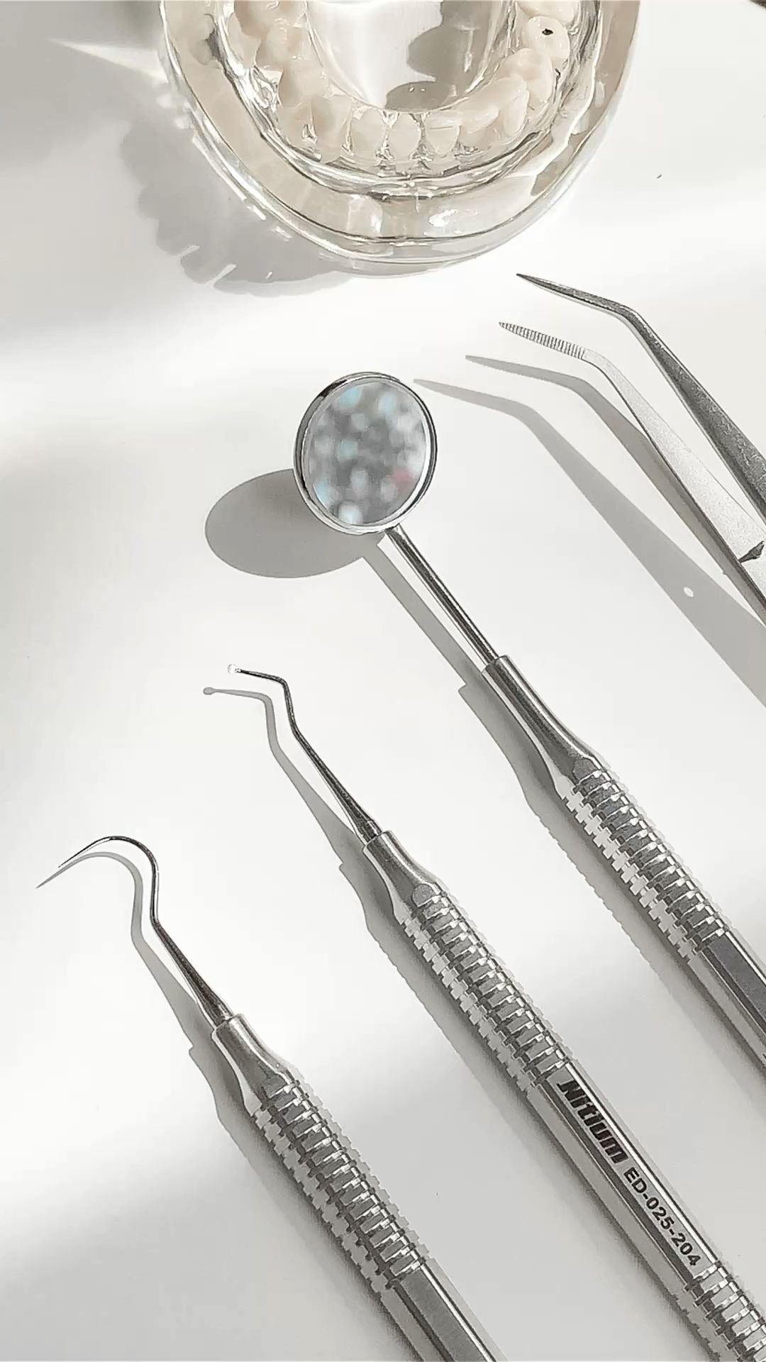 Instruments dentaires sur plateau