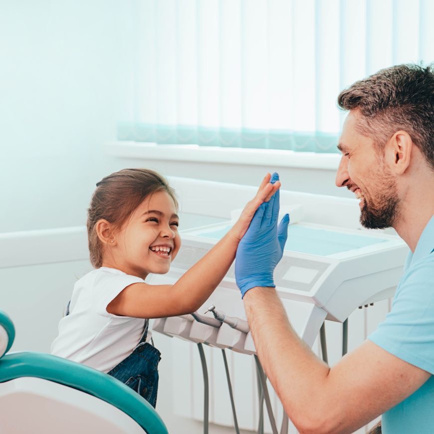 Soin dentaire rassurant pour enfant